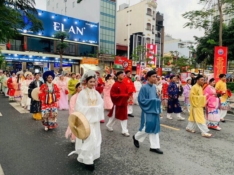 Day duoc xem nhu ngay hoi dieu hanh co phuc lon nhat trong nhung nam gan day cua thanh pho Cang. Anh: Tuong Vy