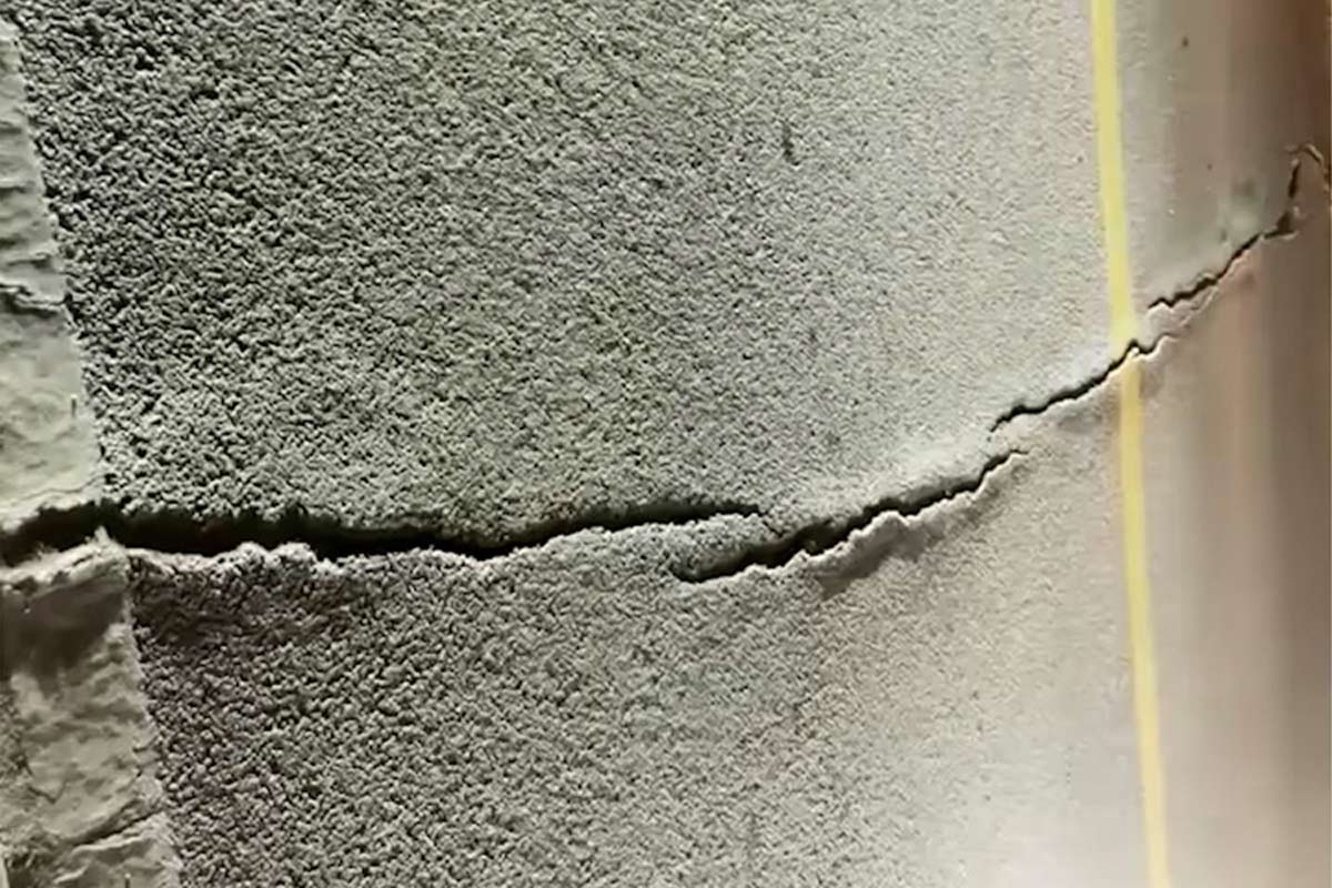 Crack on the surface of Ka Long bridge, Mong Cai city. Photo: Provided by the people