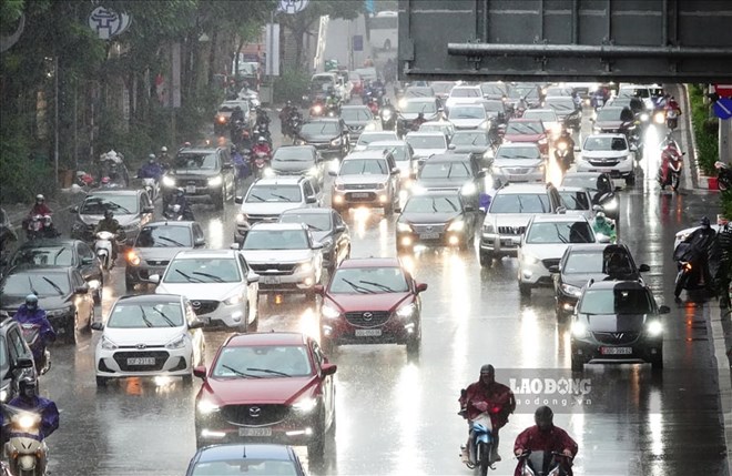 Du bao thoi tiet hom nay 5.5: Ha Noi co mua rao va dong chieu toi. Anh: Tung Giang