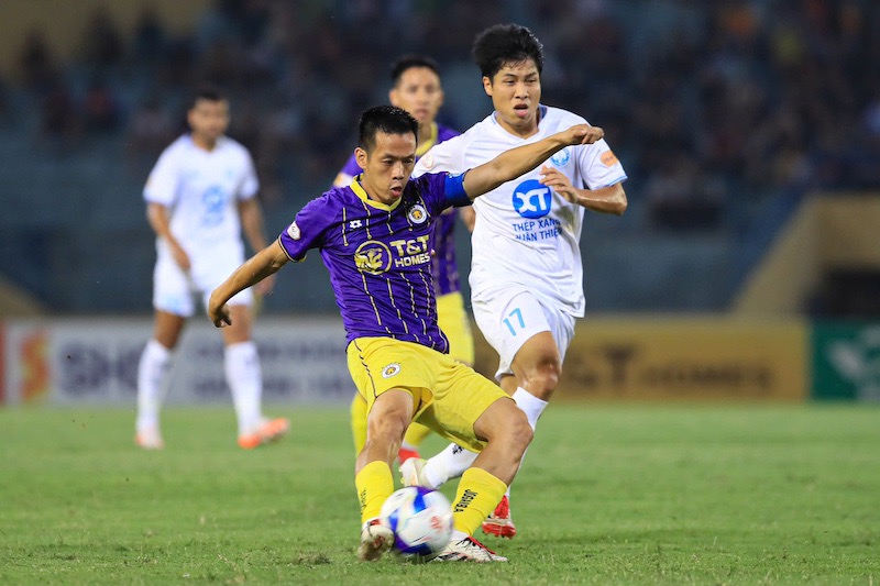 Hanoi FC lost 0-3 to Nam Dinh in round 21. Photo: Minh Dan