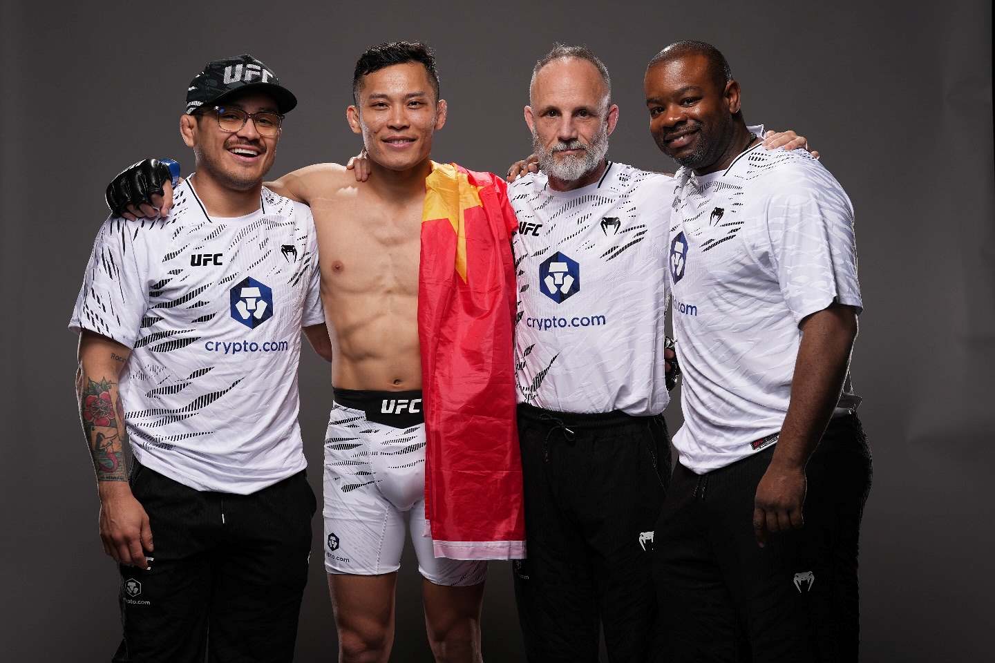 Võ sĩ Việt Nam Quang Lê (thứ hai từ trái sang) đã có chiến thắng lịch sử ở UFC. Ảnh: Nhân vật cung cấp