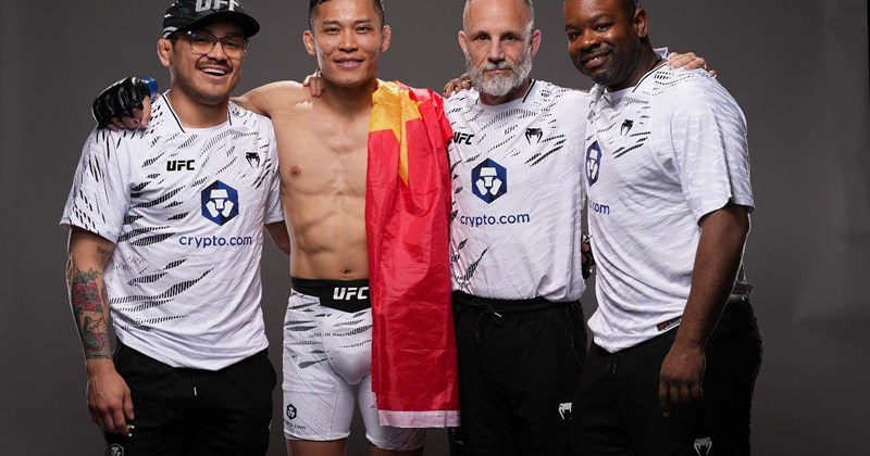 Võ sĩ Việt Nam Quang Lê nhận thưởng 1,3 tỉ đồng sau trận thắng ở UFC