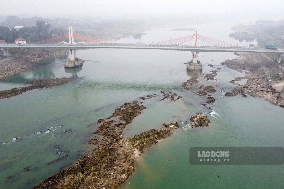 Song Hong doan qua khu vuc cau Vinh Phu can tro da ngam. Anh: To Cong.