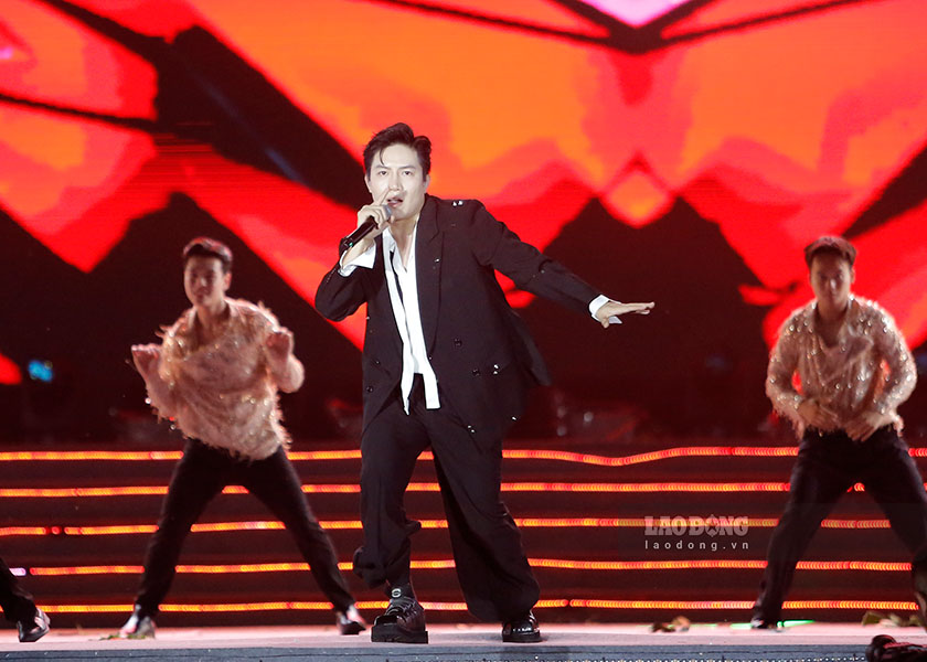 El hermano Tu "Voi Thanh Don" actuo en el programa especial de arte "Non River Boxeo - Una franja de gloria" que tuvo lugar en la provincia de Dien Bien a principios de mayo. Imagen de la ciudad de Quang Da