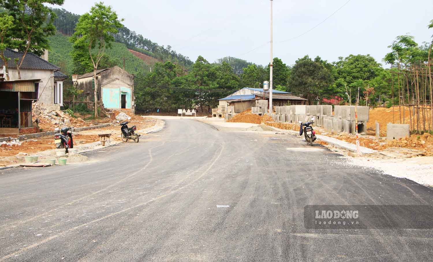 Khu vuc dau tuyen duong thuoc to dan pho Quyet Thang van ngon ngang vat lieu xay dung. Anh: Viet Bac.