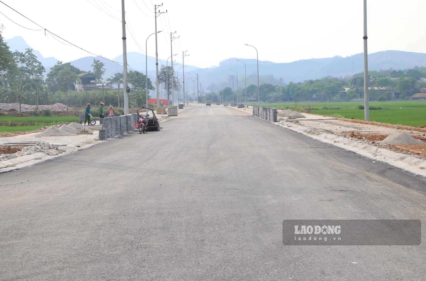 Mat duong toan tuyen da duoc tham be tong nhua. Anh: Viet Bac.