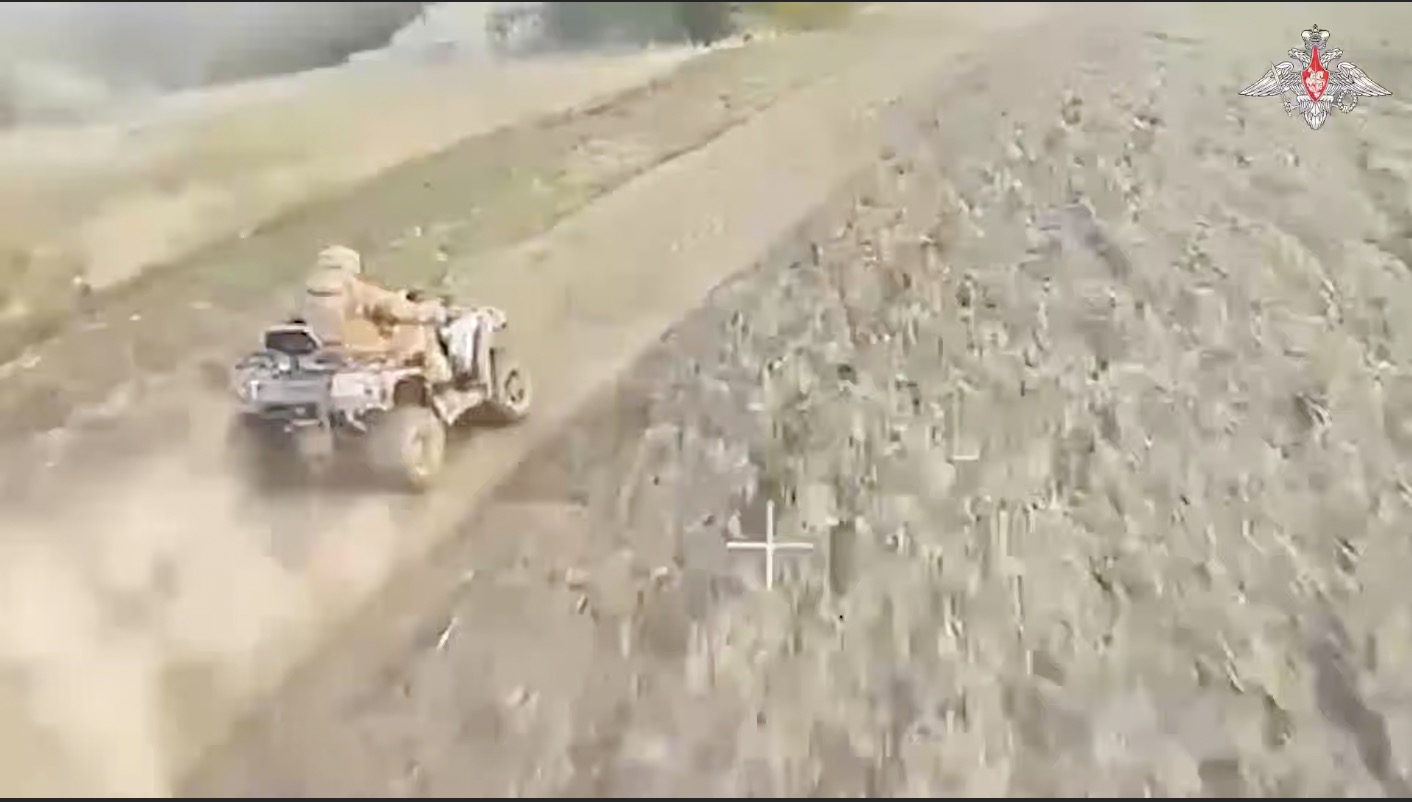 Un avion no tripulado ruso ataco a un vehiculo ucraniano. Imagen: cortada de un video del Ministerio de Defensa ruso