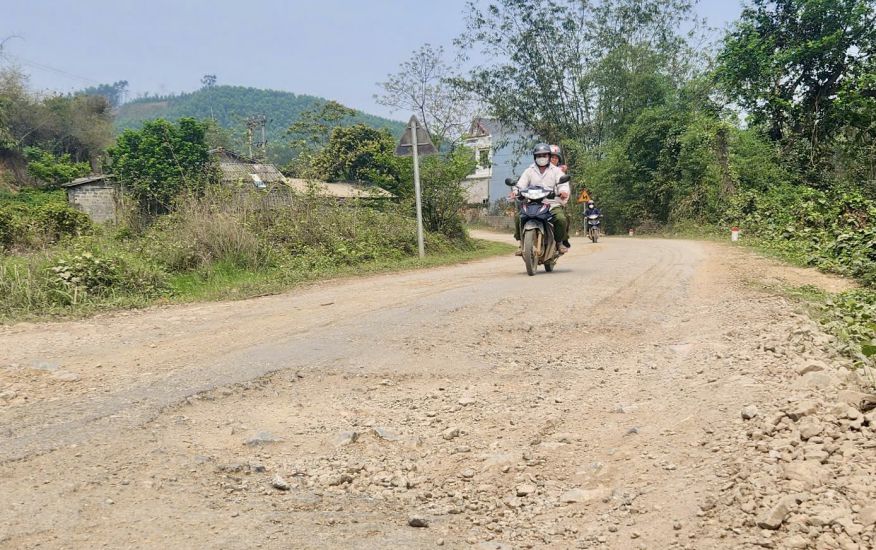El suelo degradado de la carretera ha dificultado el transito de la poblacion. Imagen de Nguyen Hoan
