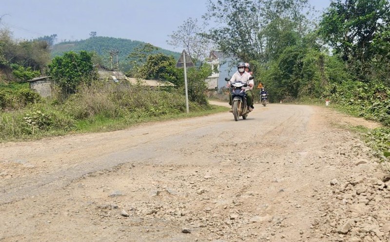 The degraded road surface makes it difficult for people to travel. Photo: Nguyen Hoan