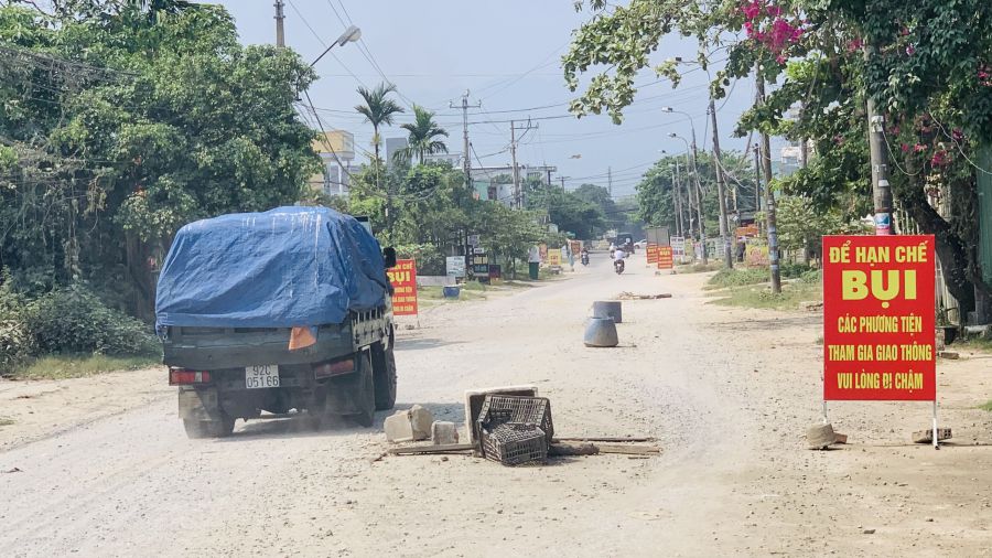 The Quang Trung road project, Nui Thanh district, Quang Nam has only been able to make more than 200m in 8 years, causing people to suffer from pollution. Photo: Nguyen Hoang