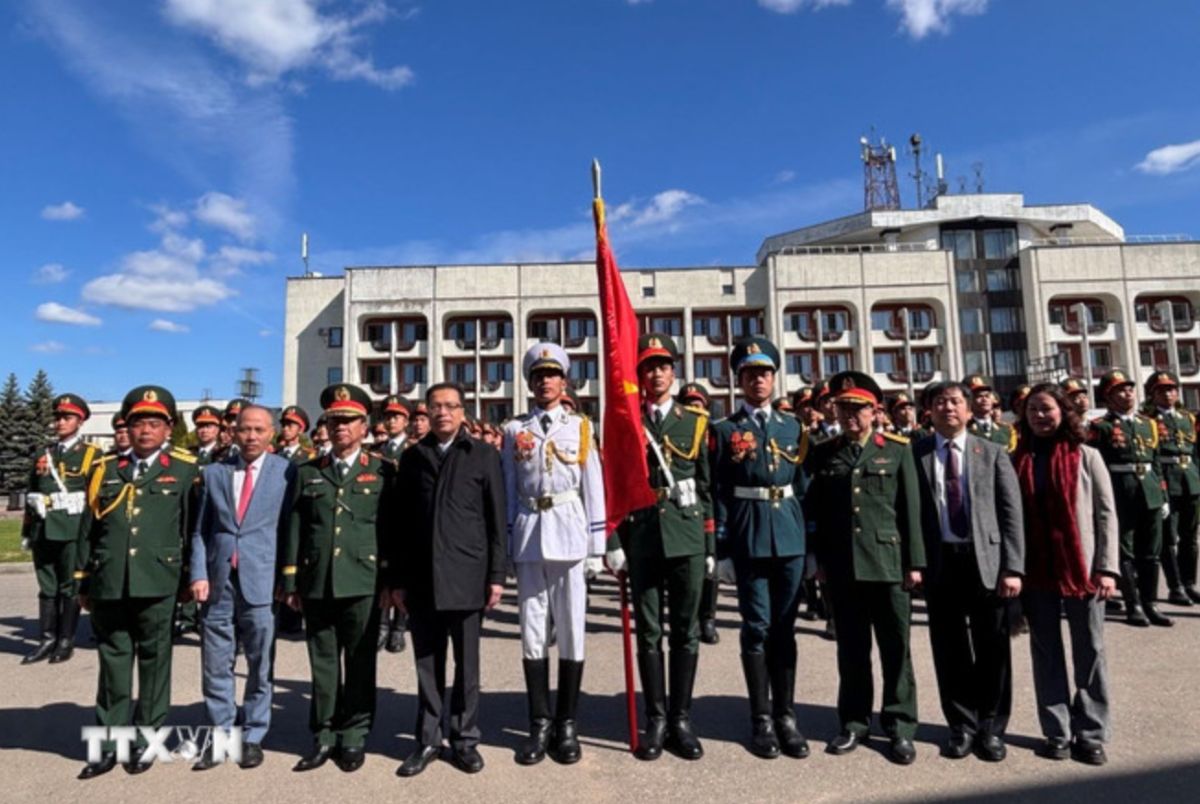 El embajador Deng Minh Khoi (cuarto, de izquierda a derecha) y su delegacion fueron a animar a la delegacion del Ejercito Popular de Vietnam a participar en el desfile militar en Rusia. Imagen de la pagina web de la organizacion