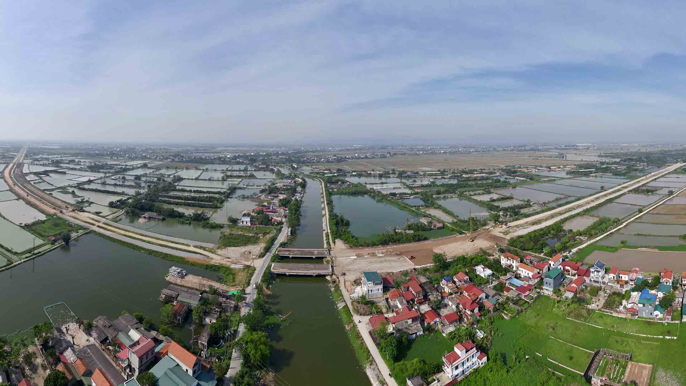 El eje sur de Hanoi pasa por la comuna de Hong Minh (distrito de Fu Sien). Imagen de la derecha