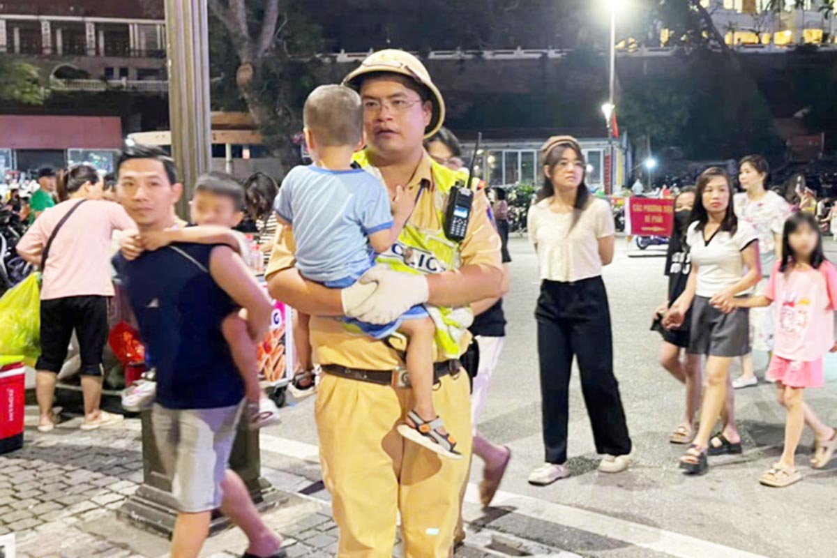 In the first 3 days of the holiday, the Traffic Police Department supported 9 cases of lost children to find relatives. Photo: Quang Ninh Police