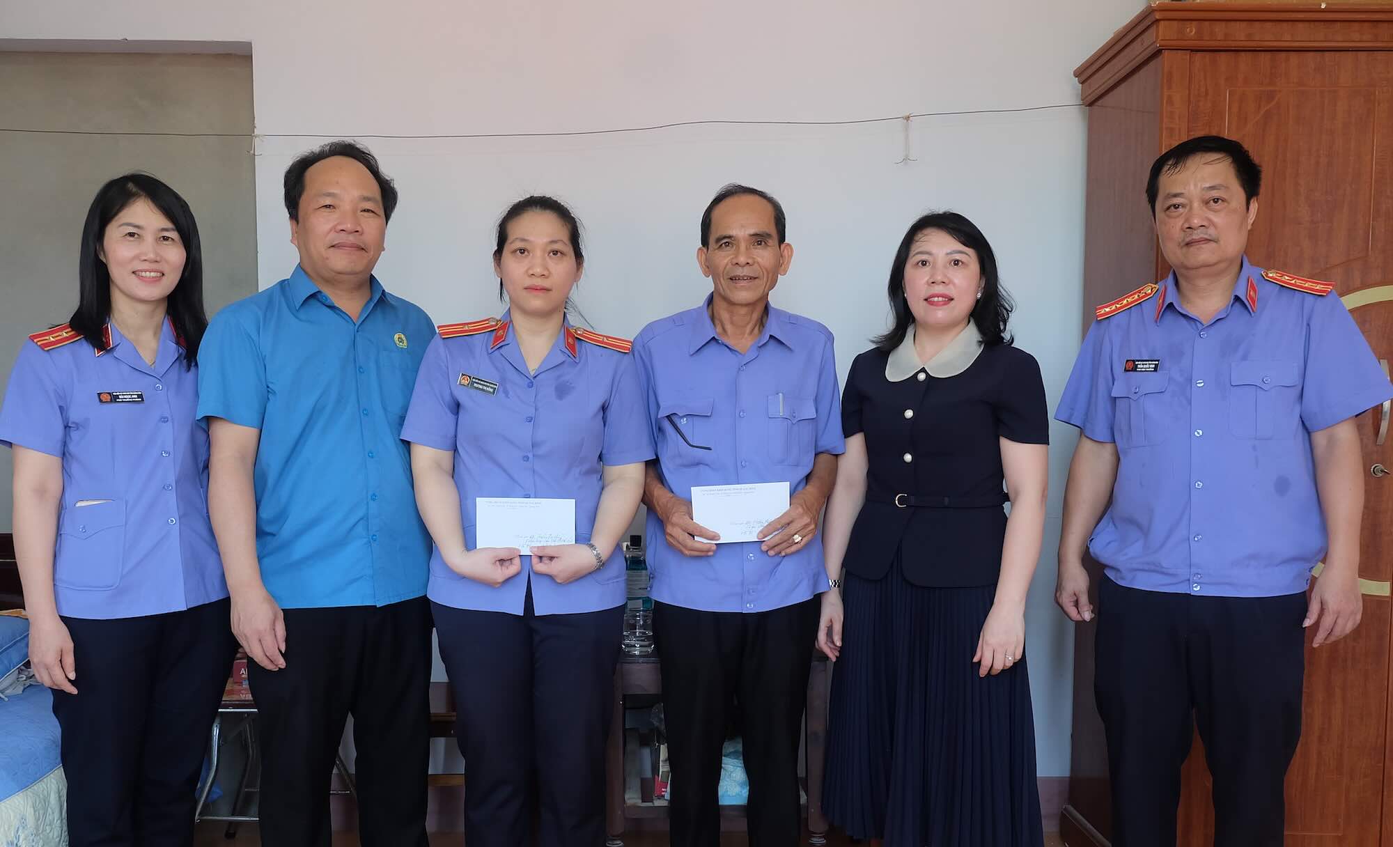 The Quang Binh Provincial Party Trade Union presented gifts to union members in difficult circumstances. Photo: Van Hung