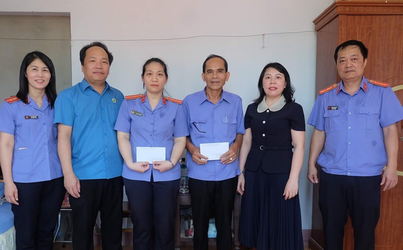 The Quang Binh Provincial Party Trade Union presented gifts to union members in difficult circumstances. Photo: Van Hung