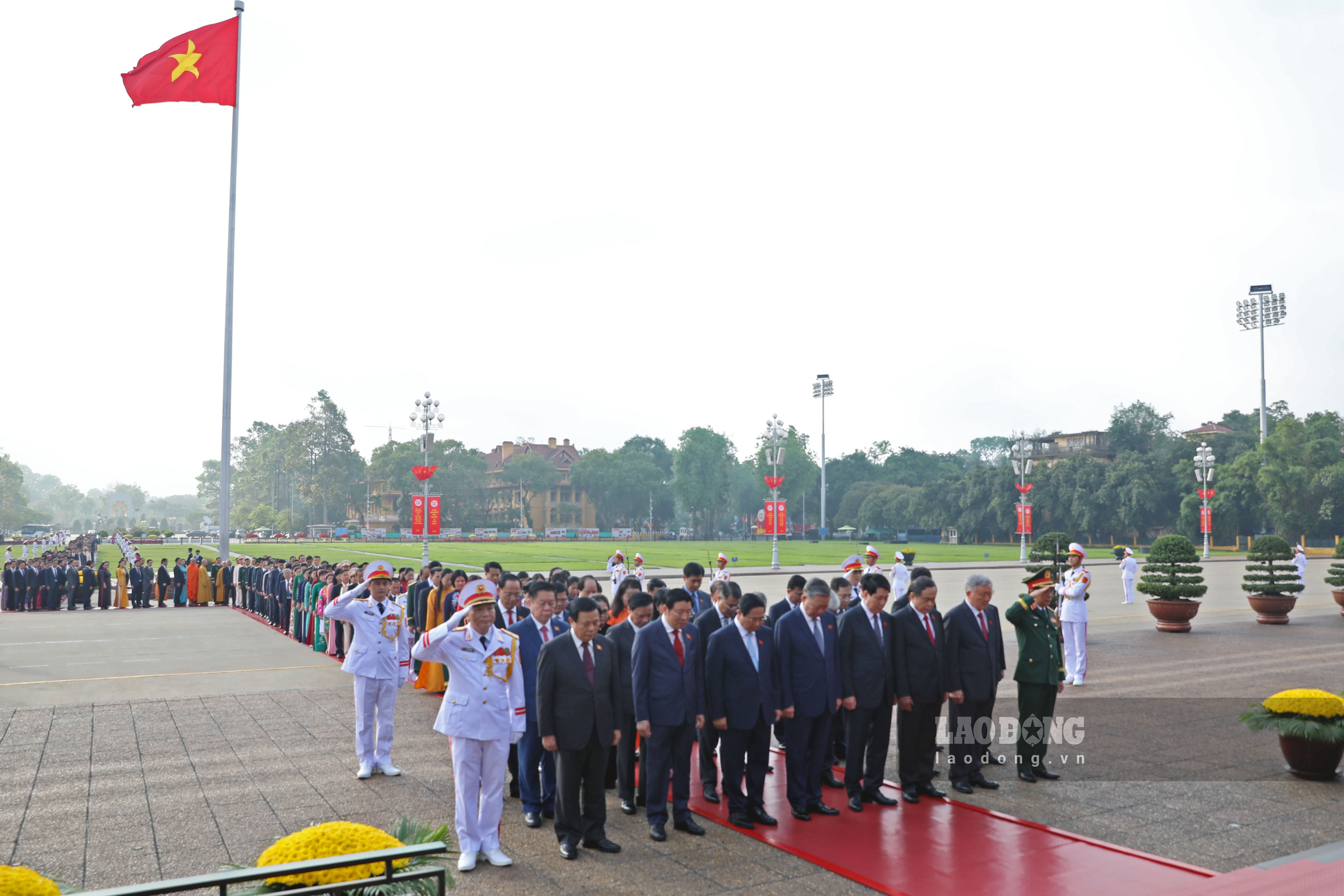 Sang 5.5, truoc gio khai mac ky hop thu 9, Quoc hoi khoa XV, cac lanh dao Dang, Nha nuoc va cac dai bieu Quoc hoi dat vong hoa va vao Lang vieng Chu tich Ho Chi Minh.