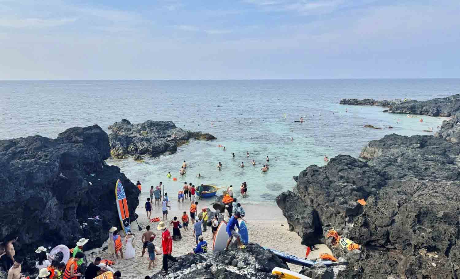 Tourists swimming in Be Island, Ly Son District, Quang Ngai Province. Photo: Thanh Phuong.