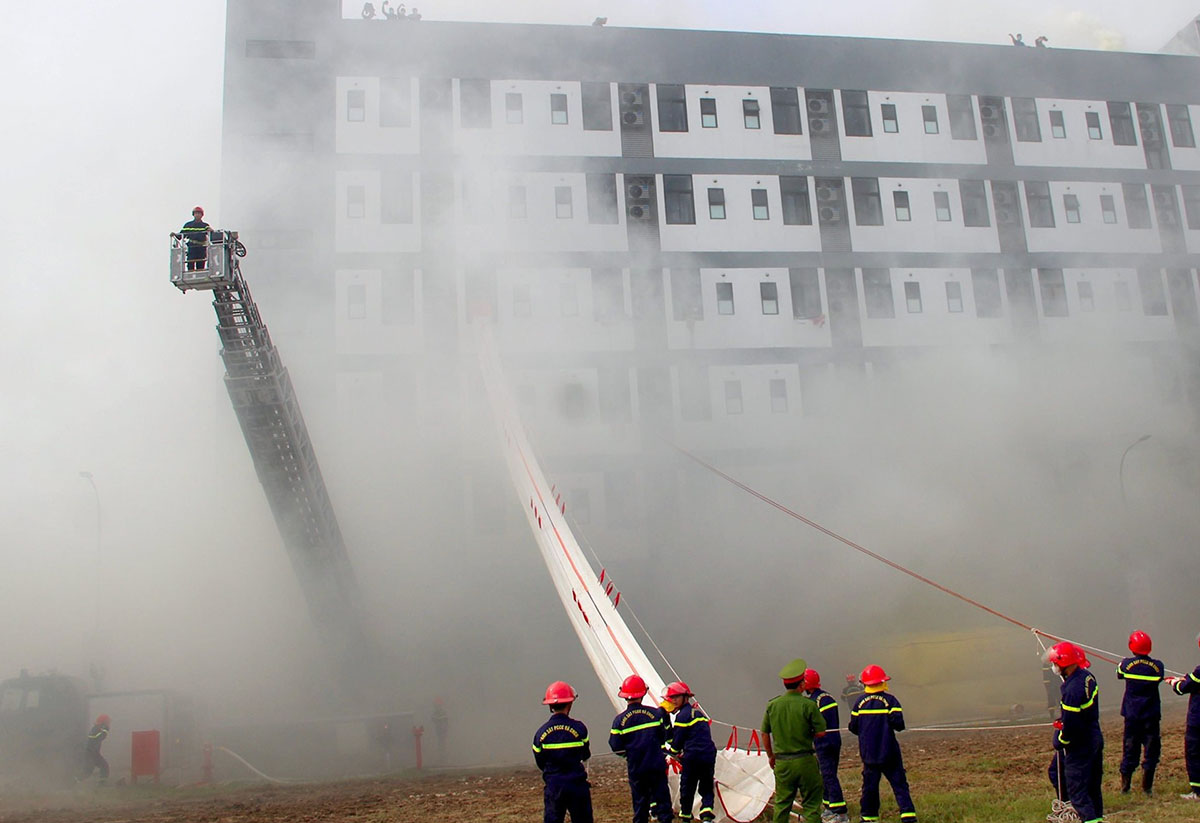 El cuerpo de seguridad de la F.A.I. esta practicando la prevencion de incendios. Imagen de Quang An