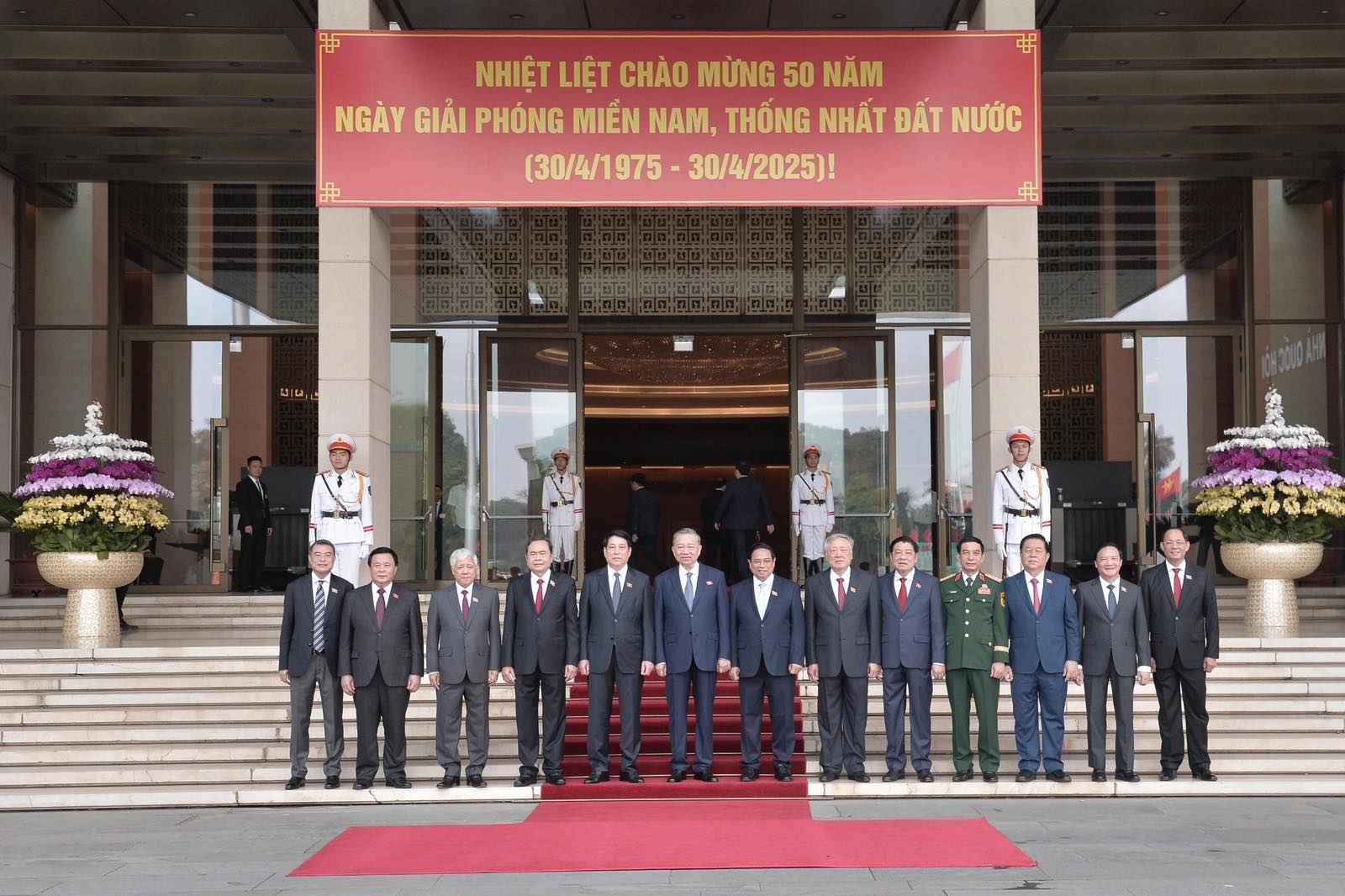 General Secretary To Lam, President Luong Cuong, Prime Minister Pham Minh Chinh, National Assembly Chairman Tran Thanh Man and leaders of the Party, State, and Vietnam Fatherland Front took a souvenir photo in front of the National Assembly House. Photo: People's Delegation Newspaper