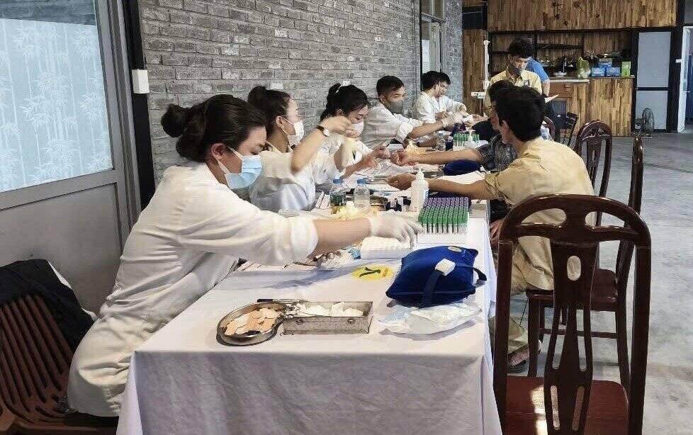 Workers in difficult circumstances will have free health check-ups at the program organized by the Hai Ba Trung District Labor Federation. Photo: Manh Quan