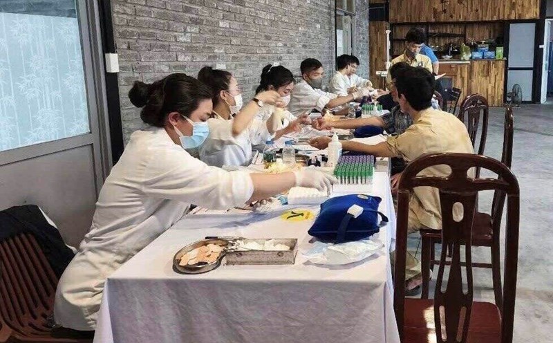 Workers in difficult circumstances will have free health check-ups at the program organized by the Hai Ba Trung District Labor Federation. Photo: Manh Quan