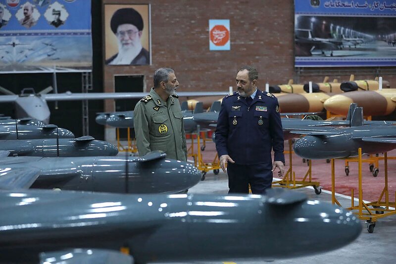 El ministro de Defensa irani Aziz Nasirzadeh (derecha) y el comandante en jefe de las fuerzas armadas iranies, el general Abdolrahim Mousavi, durante la ceremonia de entrega de un sistema de aviones no tripulados (UAS) al ejercito irani en Teheran. Imagen de AFP