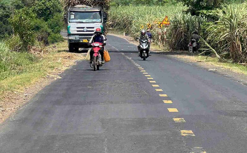 National Highway 29 connecting Dak Lak and Phu Yen provinces is narrow, the density of vehicles is increasing. Photo: Bao Trung