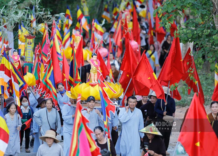 Many Buddhists participate in the festival of the festival of Buddha's hand in Dien Bien. Photo: Quang Dat