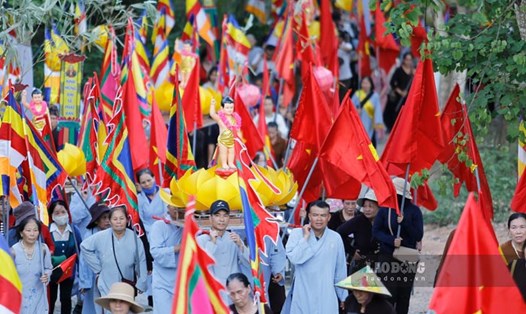 Đông đảo Phật tử tham gia rước kiệu mừng Phật đản tại Điện Biên. Ảnh: Quang Đạt