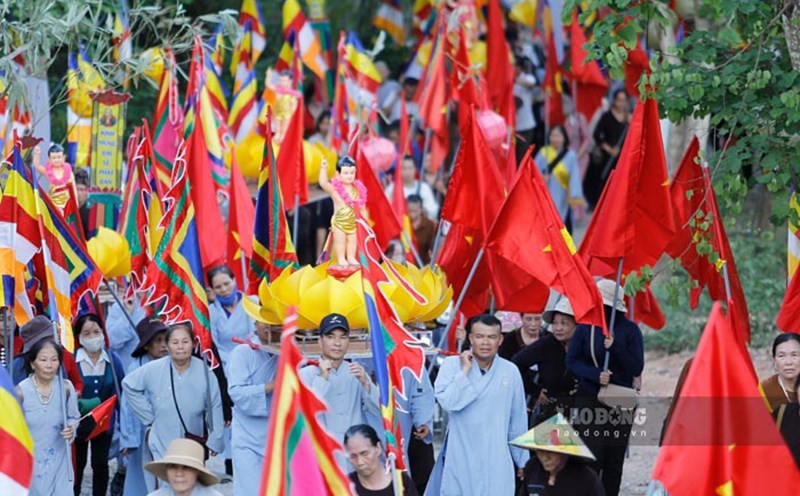Many Buddhists participate in the festival of the festival of Buddha's hand in Dien Bien. Photo: Quang Dat