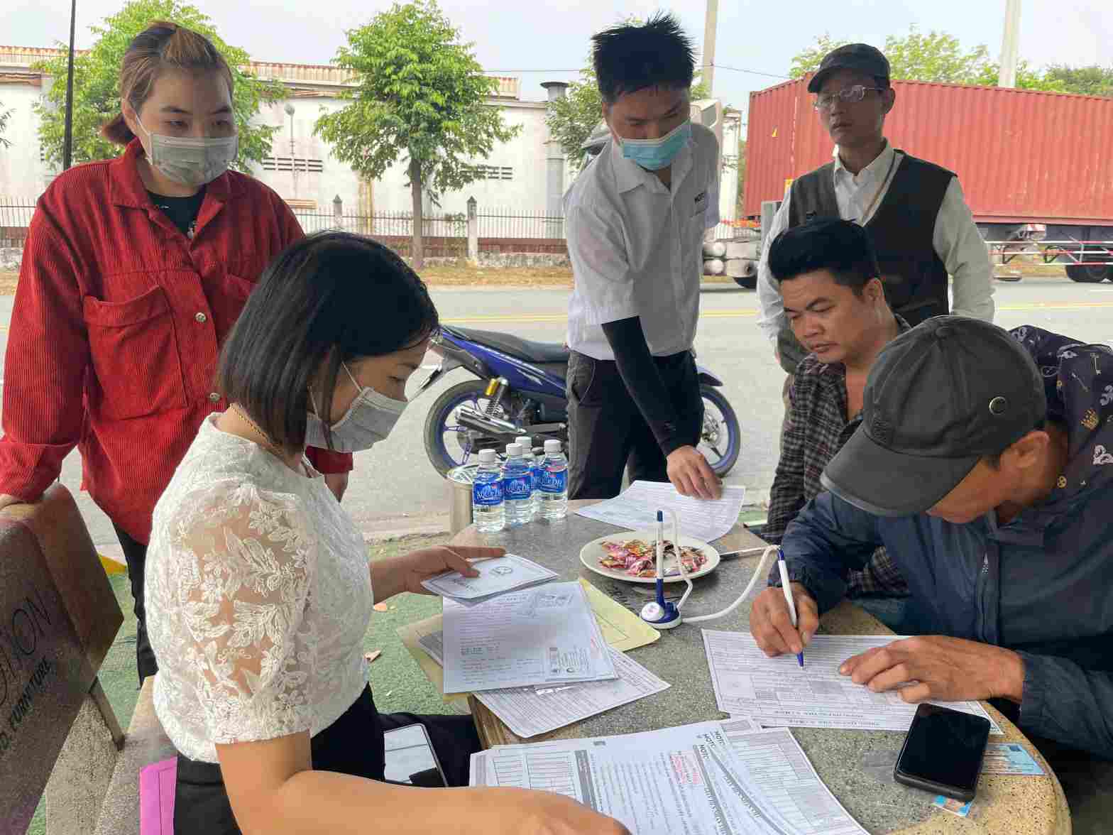 Nguoi lao dong di nop ho so ung tuyen tai khu cong nghiep My Phuoc 3, Ben Cat. Anh: Dinh Trong