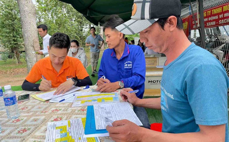 Enterprises in Binh Duong continue to recruit workers after the holiday. Photo: Dinh Trong