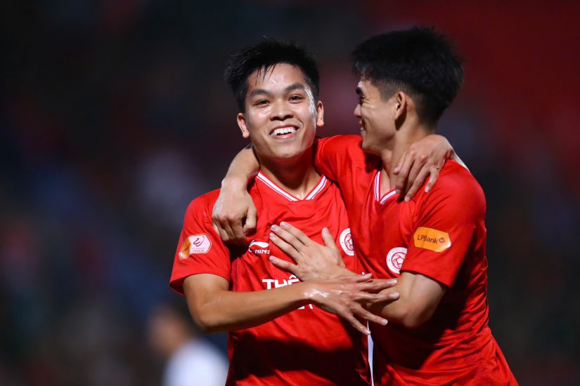 Nguyen Huy Thang y Khuat Van Khang en el partido contra Da Nang en la ronda 21 de la V.League. Imagen de la ciudad de Minh Minh