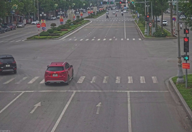 Los autos que cruzan una luz roja en el cruce de Hung Vuong, Huyen Quang, la ciudad de Baekjeong, son castigados con frio. Foto de la Policia de Baekje