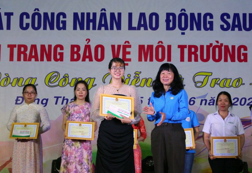 El presidente de la LDLD de la provincia de Dong Thap Huynh Thi Tuyet Vui premio a la CNLD por sus altos logros en el programa de arte organizado por el Sindicato de Zonas Industriales y el Zon Economico de Dong Thap. Imagen de la mañana