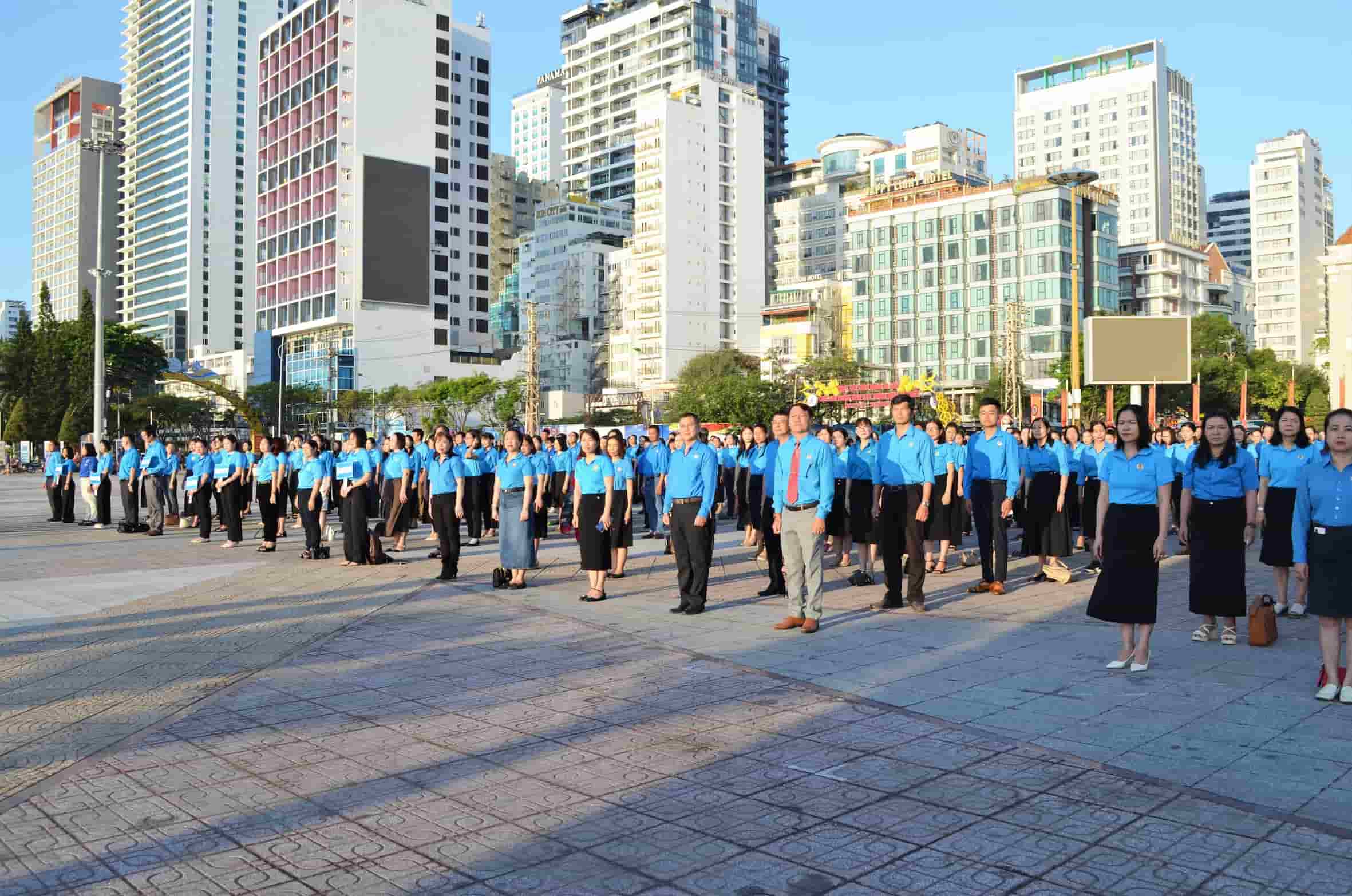 LDLD tinh Khanh Hoa keu goi moi doan vien, nguoi lao dong va cac cap cong doan, don vi, doanh nghiep ra suc thi dua, huong ung, trien khai thuc hien hieu qua mot so nhiem vu trong tam. Anh: Huu Long 