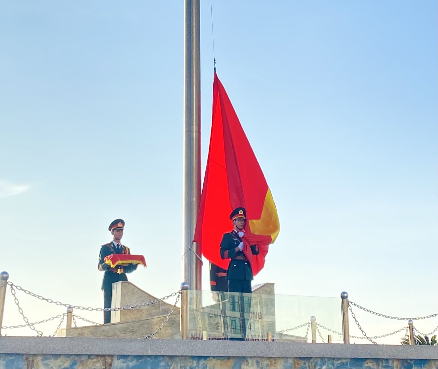 Khanh Hoa organizes the Flag-raising ceremony on the occasion of Workers' Month. Photo: Huu Long
