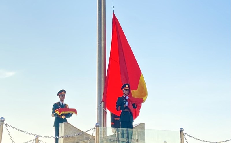 Khanh Hoa organizes the Flag-raising ceremony on the occasion of Workers' Month. Photo: Huu Long