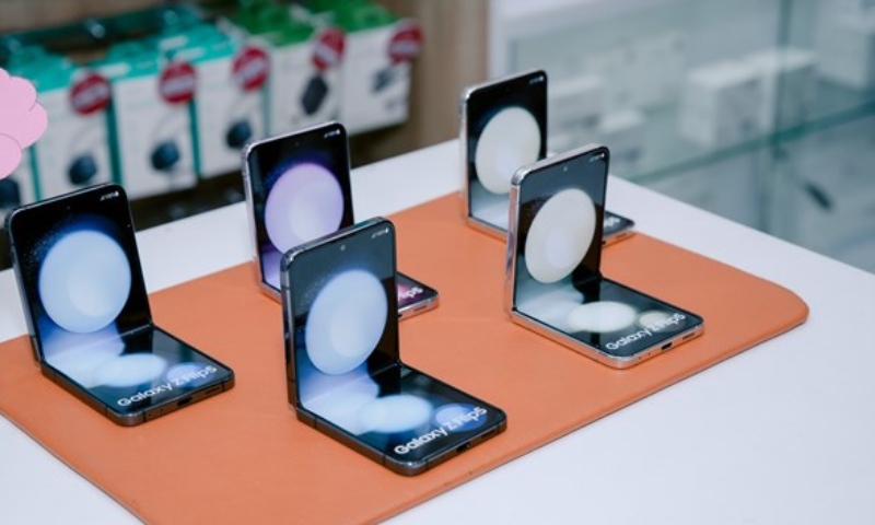 Image of a Samsung Galaxy folding phone model. Photo: Duy Nguyen