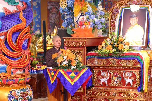 Ni chung tru xu tuyen doc thong diep Phat lich 2569  cua Duc Phap chu GHPGVN trong long ngoi Dai Bao thap trang hoang vo cung trang nghiem thanh tinh. 