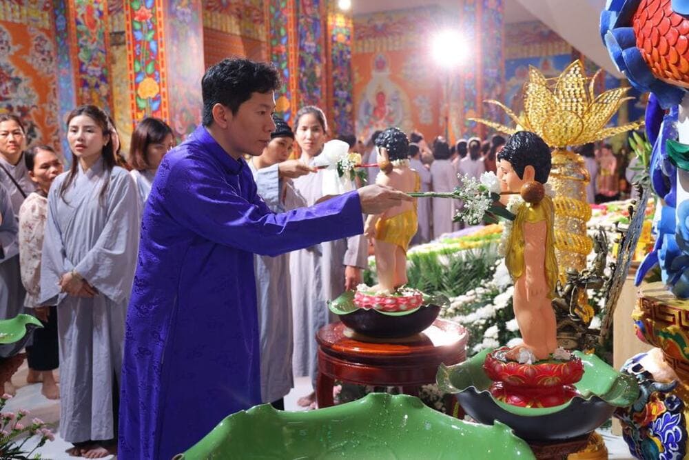 Nghi le tam Phat duoc to chuc ngay duoi chan ton tuong Phat Thich Ca. Dai chung xep thanh tung hang dai thanh kinh va hoan hy. 