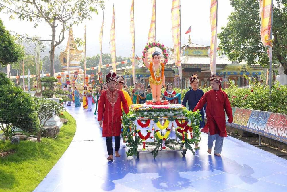 Buddhists carrying a car to worship the Buddha's birth statue lead the ceremony to celebrate the 2025 Black Friday. Photo: Drukpa Vietnam