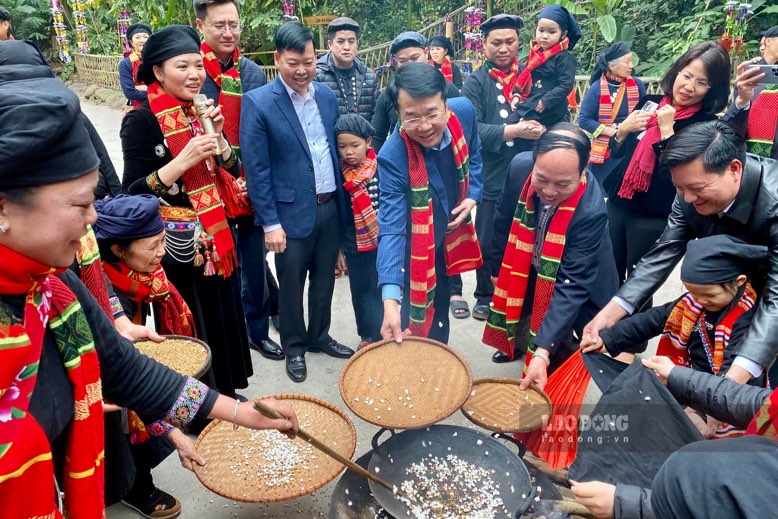 Nguoi dan, du khach ngoai den tham quan thi con truc tiep trai nghiem chan thuc ve doi song dong bao dan toc noi day. Anh: Ban lang Thai Hai.