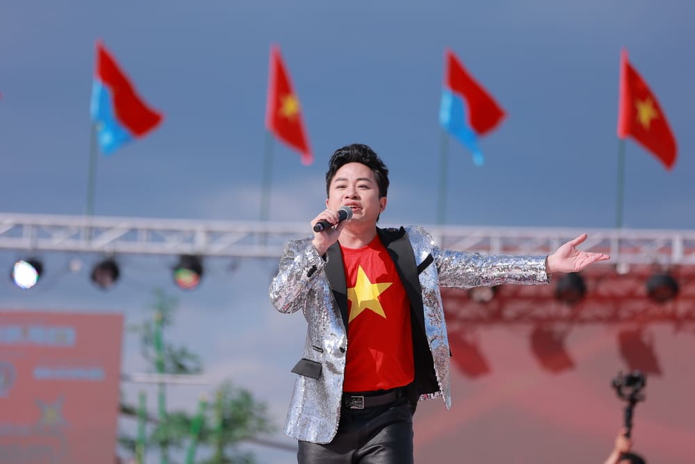 Divo Tung Duong caused emotion when singing the National Anthem in Japan. Photo: Thanh Son