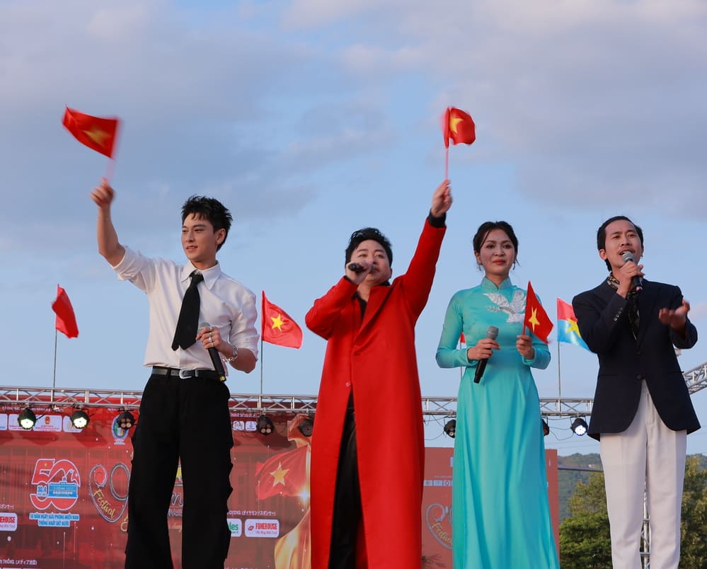 Ca si Tung Duong cung hoa giong voi Isaac, 