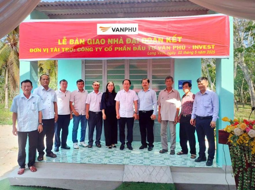 Dong chi Le Tien Chau - Uy vien Trung uong Dang, Bi thu Thanh uy, Truong doan Dai bieu Quoc hoi thanh pho Hai Phong (thu 5 tu phai sang) chup hinh luu niem cung dai dien Van Phu - Invest va Can bo xa Long Vinh tai chuong trinh trao tang nha dai doan ket