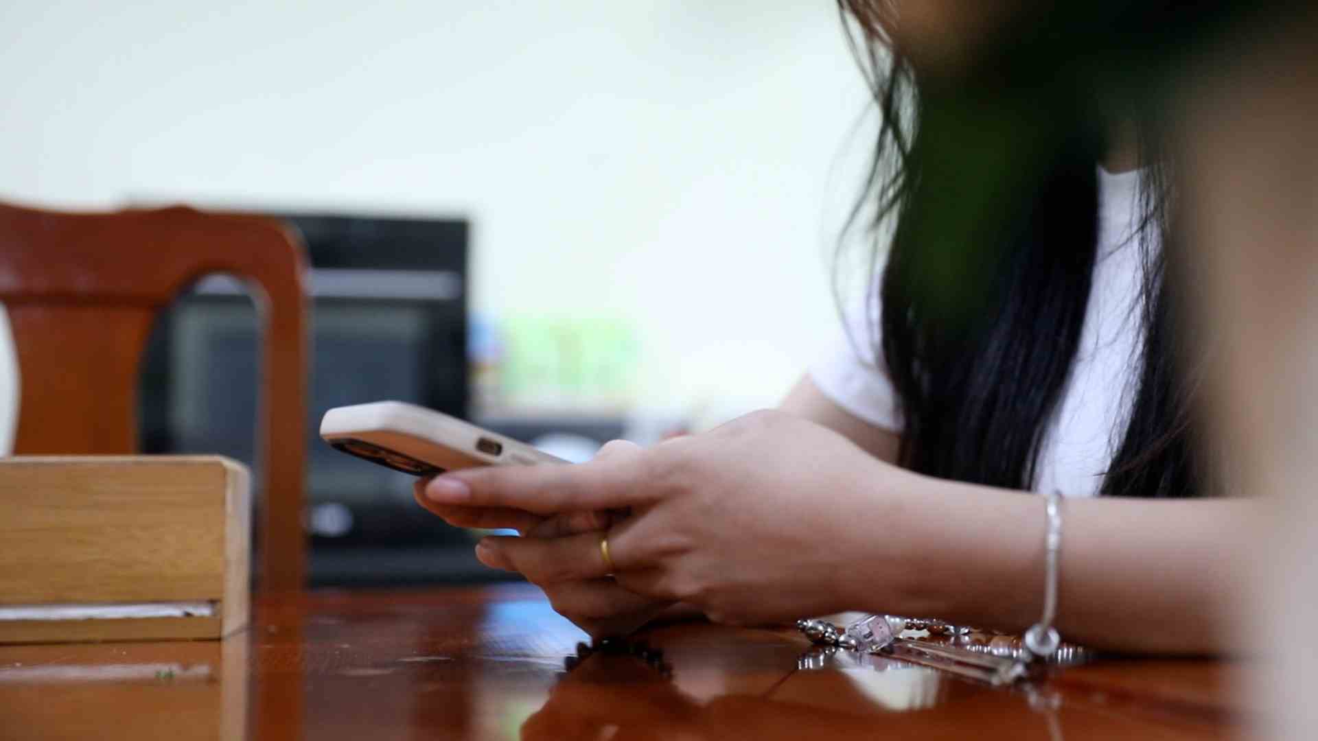 The woman seemed stunned when she discovered her husband having an affair through an online shopping application. Photo: Huyen Trang