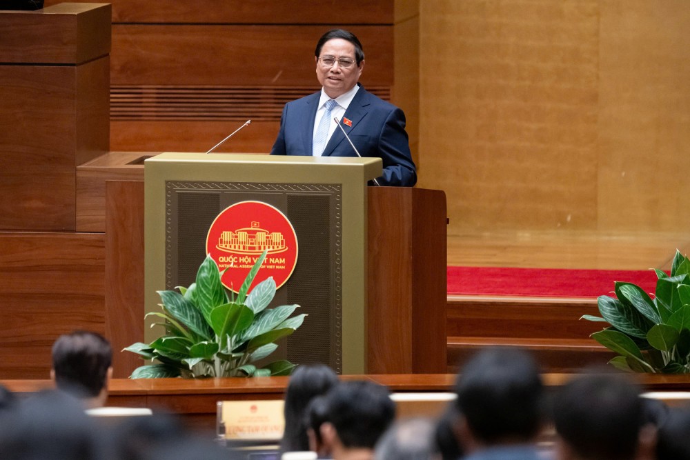 Politburo member and Prime Minister Pham Minh Chinh reported on the socio-economic development situation, including removing difficulties for projects that are at a standstill. Photo: Quochoi.vn