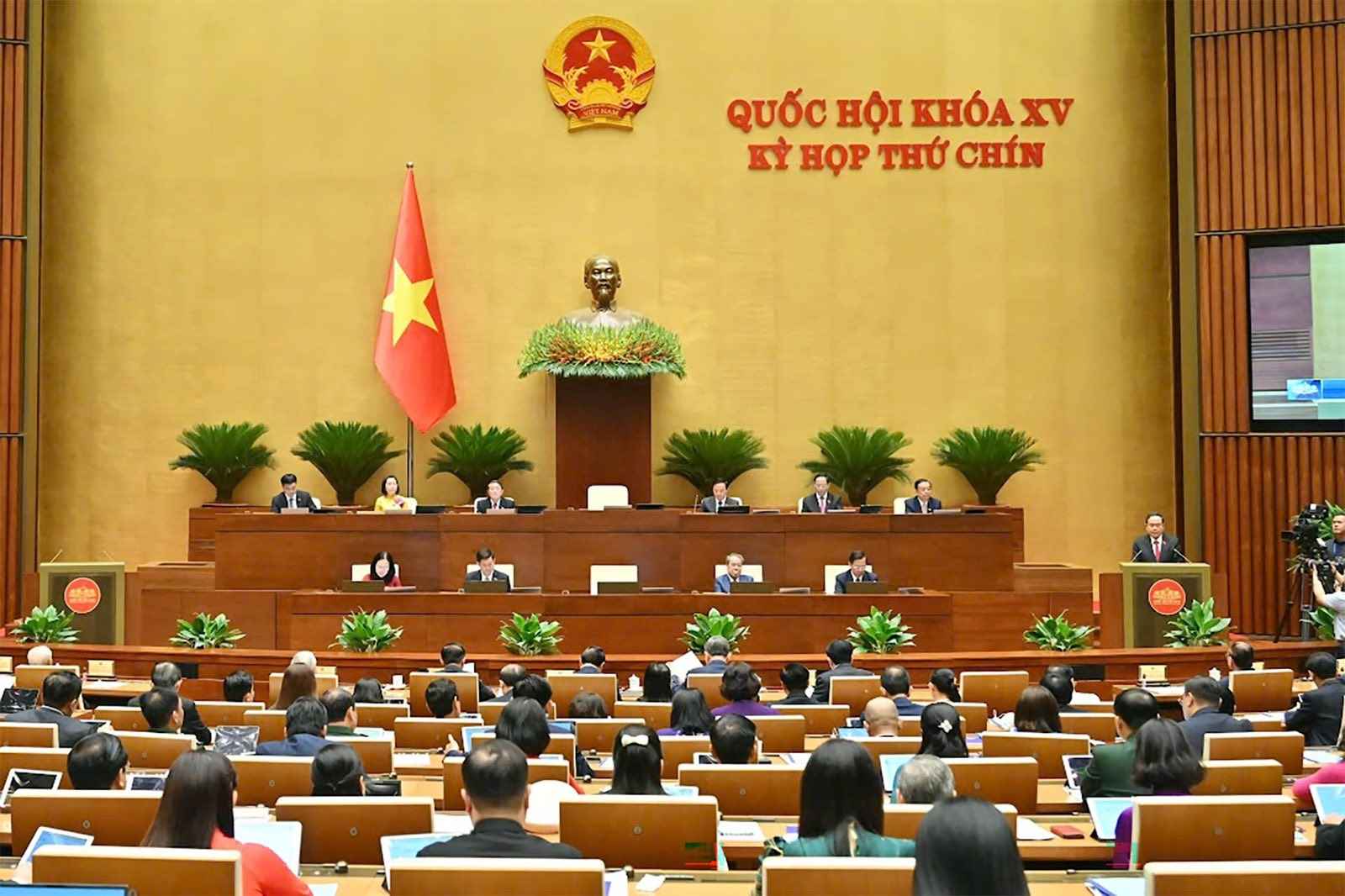 Quang canh ky hop Ky hop thu 9, Quoc hoi khoa XV. Anh: Bao Dai bieu Nhan dan