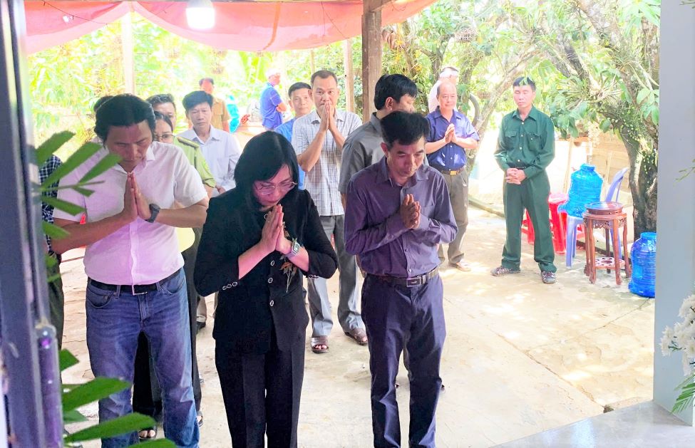 Chinh quyen dia phuong va cac to chuc doan the den chia buon voi gia dinh ong Dinh Van Kien. Anh: Lam Hong